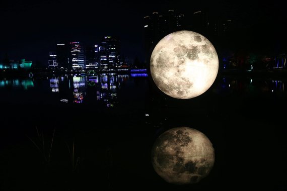 경남 창원 용지호수 공원이 최근 낭만적인 밤 분위기를 즐길 수 있는 명소로 뜨고 있다. 진짜 보름달이 두둥실 떠있는 듯한 3.8m 크기의 야간 보름달 조형물 덕분이다. 사진=조용철 기자