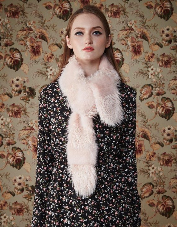 롯데백화점에서 판매 중인 '몰리올리'의 퍼 머플러는 특별한 날 특별한 패션과 매치하면 돋보인다.
