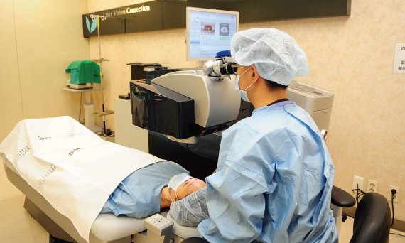 정태영 삼성서울병원 안과 교수가 컨투라비전 기술을 적용한 엑시머레이저 라식 장비 EX500로 환자에게 라식수술을 하고 있다.