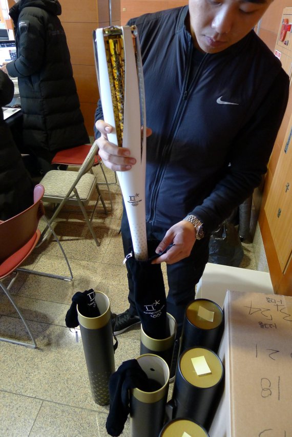 평창동계올림픽 성화봉이 10일 울산시청 성화봉 판매부스에서 구매를 신청한 주주자에게 전달되기에 앞서 원통 보관함에 포장되고 있다.