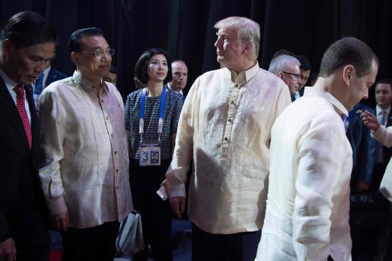 아세안서 만난 트럼프와 리커창 (마닐라 AFP=연합뉴스) 제31차 동남아국가연합(아세안) 정상회의 개최 하루를 앞둔 12일(현지시간) 필리핀 마닐라에서 열린 아세안 창설 50주년 기념 갈라 만찬에 도널드 트럼프 미국 대통령(가운데 오른쪽)과 리커창 중국 총리(가운데 왼쪽)가 참석하고 있다. ymarshal@yna.co.kr (끝) <저작권자(c) 연합뉴스, 무단 전재-재배포 금지> /사진=연합 외신번역화상