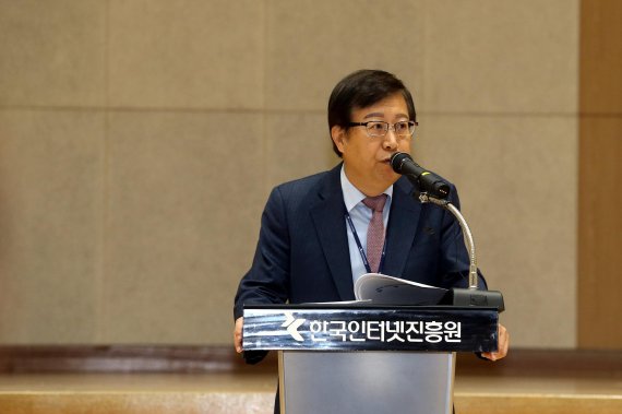 김석환 한국인터넷진흥원장이13일 한국인터넷진흥원 나주청사 대강당에서 열린 취임식에서 취임사를 낭독하고 있다.<div id='ad_body2' class='ad_center'></div>