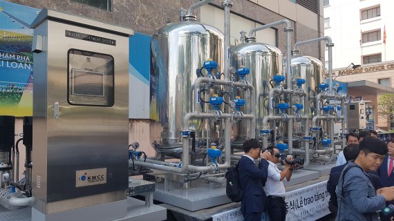 국가물산업클러스터 입주기업들이 제작, 베트남에 호찌민에 전달한 상수도 정수 시설.