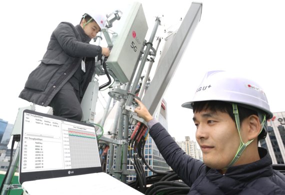 LG유플러스 직원들이 13일 서울 강남역 인근 LG유플러스 5G 시험기지국에서 네트워크 장비를 점검하고 있다.