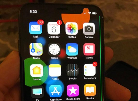 애플의 아이폰X에 결함이 잇따르고 있다는 주장이 제기되고 있다. 아이폰X 화면 오른쪽에 디스플레이 결함으로 의심되는 선명한 녹색 세로줄이 보인다.
