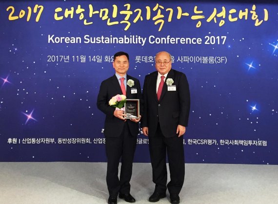 14일 서울 소공동 롯데호텔에서 개최된 '2017 대한민국 지속가능성대회'에서 DGB금융그룹이 지속가능성지수 및 지속가능성보고서상을 동시 수상했다. 김경룡 DGB금융지주 부사장(왼쪽) 백수현 한국표준협회 회장이 수상 이후 기념촬영을 하고 있다.