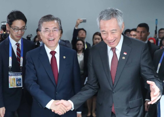 [동아시아정상회의] 文대통령 "싱가포르 ‘스마트네이션’에 참여 희망"