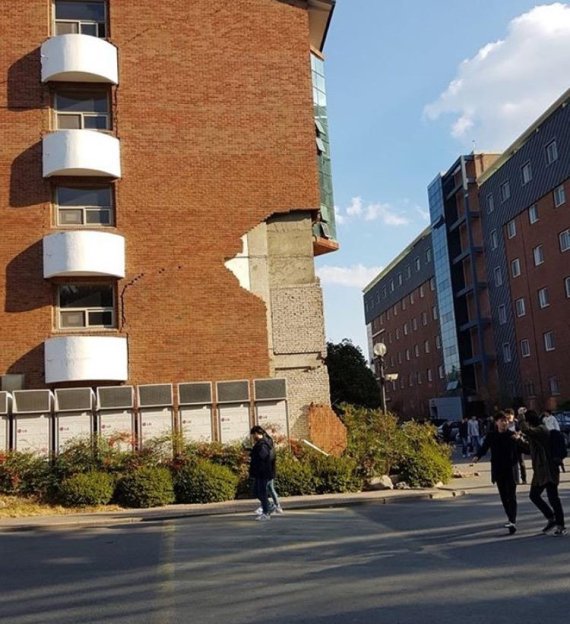 [영상] 학생들 비명 지르며 대피.. 지진에 부서지는 대학건물