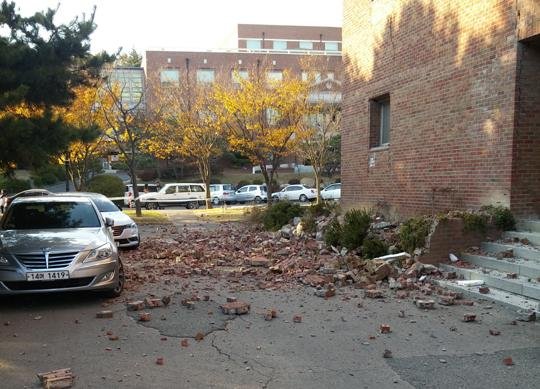 15일 발생한 포항 지진으로 인해 한동대 건물 외벽 벽돌이 와르르 무너졌다. (사진제공=한동대 학생 A씨)