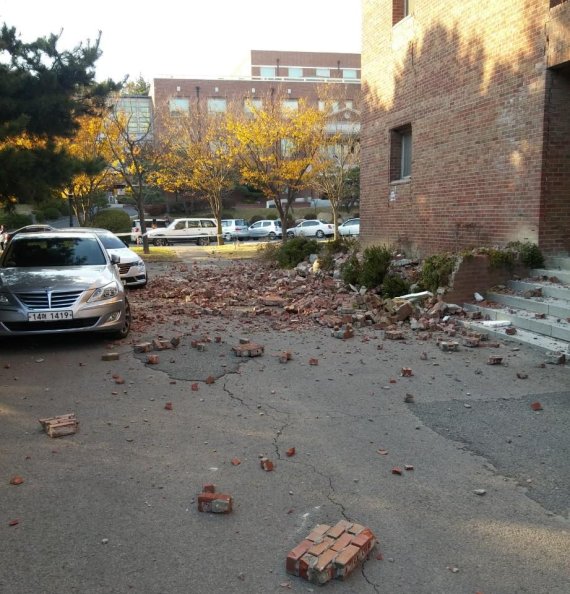 15일 발생한 포항 지진으로 인해 한동대 건물 외벽 벽돌이 와르르 무너졌다. (사진제공=한동대 학생 A씨)