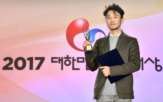 15일 부산 영화의전당에서 열린 2017 대한민국 게임대상 시상식에서 대상을 수상한 온라인게임 '배틀그라운드' 개발사 펍지주식회사의 김창한 대표가 수상소감을 밝히고 있다.
