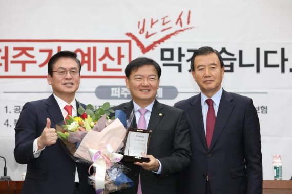 국감 '특종제조기' 민경욱 의원, 한국당 2년연속 국감우수의원 수상