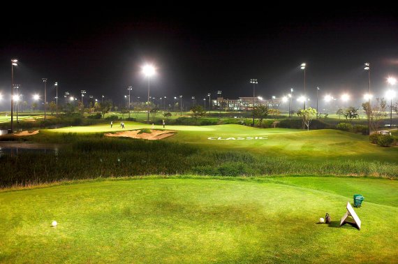 인천 영종도 스카이72GC는 '백야 골프'의 성지다. 국내 최고의 조도를 자랑하는 조명시설은 한밤에도 대낮처럼 골프를 즐길 수 있게 한다