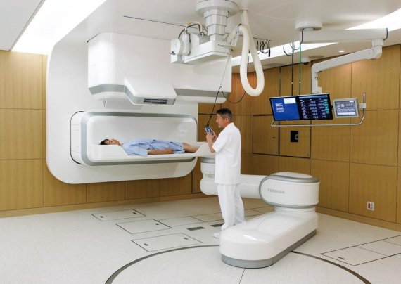 국내 암환자가 일본 방사선종합연구소 내 중입자선치료센터에서 중입자치료기로 암치료를 받고 있다.