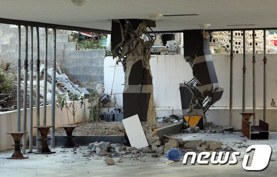 지난 2018년 포항지진 당시 붕괴된 필로티 구조 건물의 모습. 뉴스원