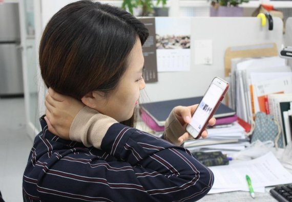 추운 날 스마트폰 사용하다 두통 발생, 경추 질환 의심해야