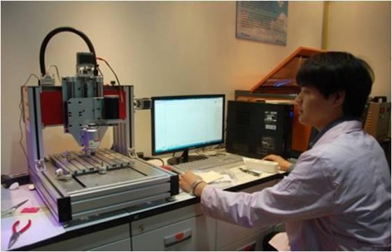 대전 소재 국립중앙과학관 내 무한상상실에서 이용자가 시제품을 만들어보고 있다.