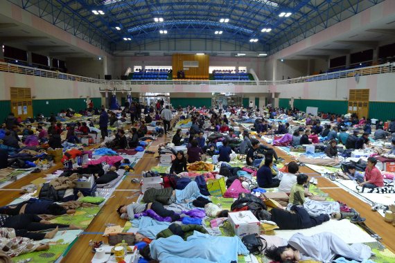 18일 오전 7시 포항시 북구 흥해읍 흥해실내체육관 대피해 있는 이재민 800여 명이 지진발생 4일째 아침을 맞고 있다.