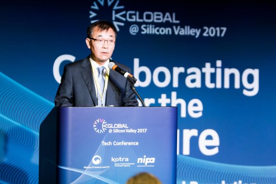 과학기술정보통신부 김용수 2차관이 지난 15일(현지시각) 미국 실리콘밸리 리바이스 스타디움에서 열린 '2017 K-Global@실리콘밸리 테크 컨퍼런스'에서 축사를 하고 있다. /사진=과학기술정보통신부