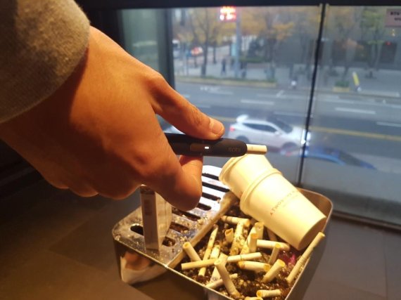 "전자담배도 냄새 나요" 실내 흡연에 코 막는 시민들