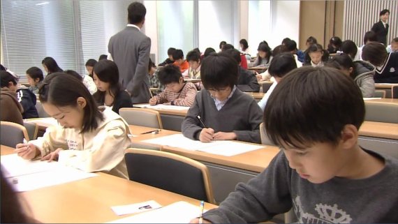 일본 NTV 드라마 '수험의 신'에서 초등학생들이 시험을 보고 있는 장면 /사진=fnDB