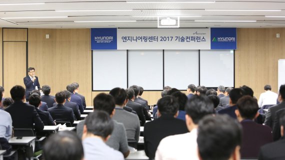 현대엔지니어링 엔지니어링센터장 이승철 상무가 지난 15일 현대엔지니어링 서울 계동 본사에서 열린 '2017 기술 컨퍼런스'에서 개회사를 하고 있다.