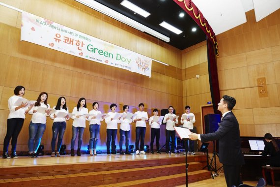 녹십자 사내합창단 '지오코소'가 지난 18일 경기 용인시 기흥장애인복지관을 방문, 음악 재능봉사 활동을 하고 있다.