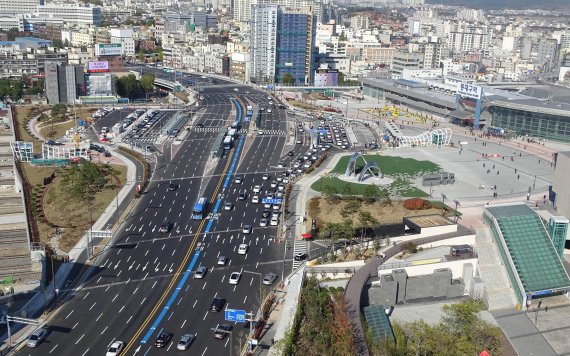 대구 랜드마크로 새롭게 태어난 동대구역 광장.