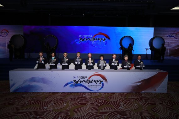 한국전기안전공사는 21일 서울 양재동 더케이호텔에서 ‘2017 대한민국 전기안전대상’을 개최했다고 밝혔다. 김성수 사장직무대행(오른쪽 세번째)이 참석자들과 기념 촬영을 하고 있다.