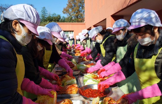 삼천리그룹 임원부인회들이 21일 한센인의 건강한 겨울나기를 위한 김장 담그기 봉사를 진행하고 있다. /사진=fnDB