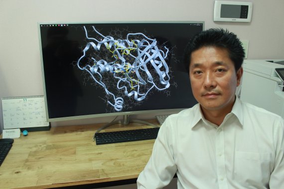 김영훈 파미노젠 대표가 인공지능(AI) 신약후보물질탐색 프로그램을 구동하고 포즈를 취하고 있다.
