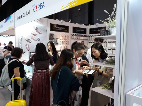 '2017 홍콩 코스모프로프 아시아'에 참가한 ㈜라라리즈 관계자들이 홍보부스를 방문한 참관객들에게 제품을 설명하고 있다.