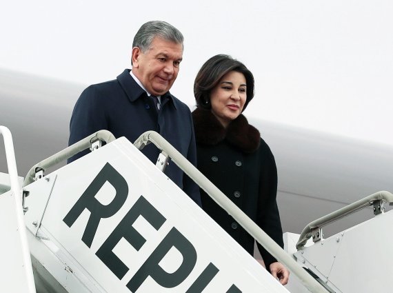 미르지요예프 우즈베키스탄 대통령과 지로아톤 영부인이 국빈방한해 22일 서울공항에서 입국하고 있다.