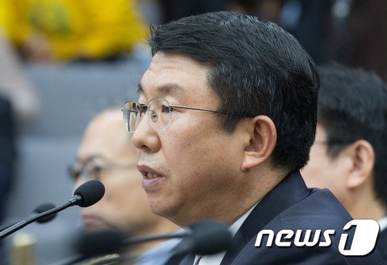 박근혜 정부의 최순실 등 민간인에 의한 국정농단 의혹사건 진실규명을 위한 국정조사 3차 청문회에 참석한 김석균 전 해양경찰청장이 의원들의 질의에 답하고 있다. 사진=뉴스1