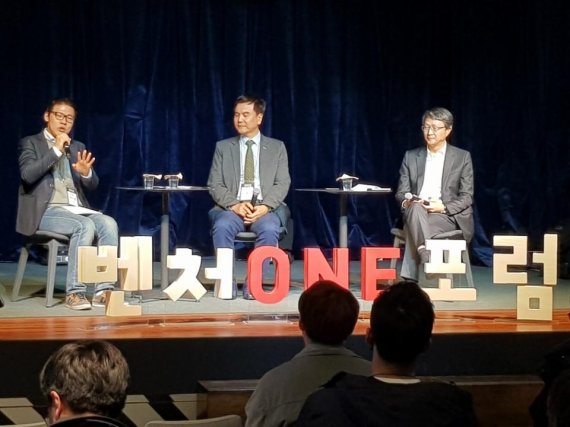 벤처기업 대표들이 지난 21일 서울 강남 잼투고에서 열린 '제2회 벤처ONE 포럼'에서 토론하고 있다. /사진=벤처기업협회