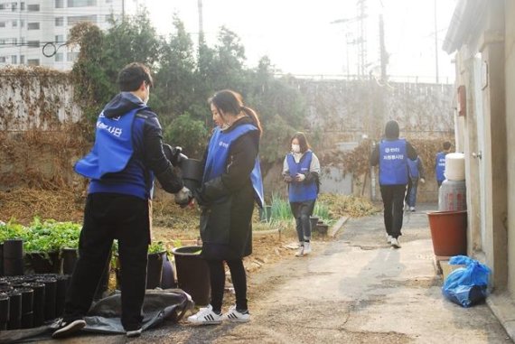 종합물류기업 한진 임직원들이 지난 22일 서울 한강로 지역에서 저소득가정과 독거노인들에게 연탄을 배달하고 있다.