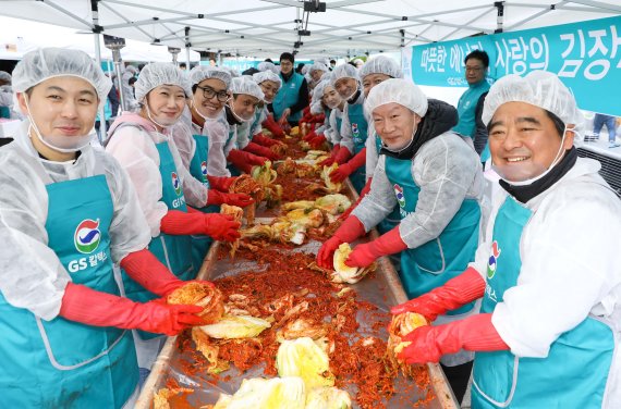 허진수 GS칼텍스 회장, 김치담그기 봉사 참여