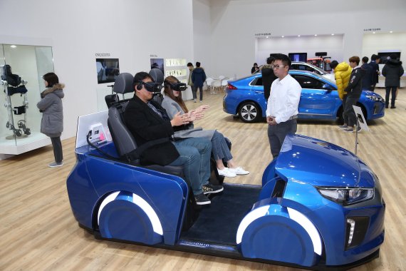 현대자동차가 23일 대구 엑스코에서 개막한 '제1회 대구 국제 미래자동차 엑스포'에 마련한 '아이오닉 4D 가상현실(VR) 체험장'에서 관람객들이 체험을 해보고 있다.