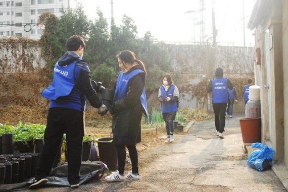 한진 임직원들이 지난 22일 서울 한강로 지역에서 저소득가정과 독거노인들에게 연탄을 배달하고 있다.