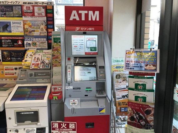 일본 편의점 세븐일레븐의 '세븐뱅킹' ATM 기계. 각종 은행업무를 볼 수 있다. 현금 인출 및 입금, 카드 대출 및 상환 등의 업무를 손쉽게 볼 수 있다. /사진=fnDB