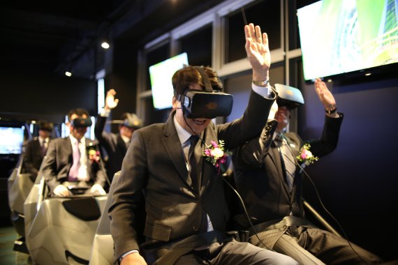 24일 제주 연동에 문을 연 지역상생 VR콘텐츠 체험존 ‘플레이박스(PLAYBOX)’ 개관식에 참여한 관계자들이 롤러코스터 VR 콘텐츠 체험을 하고 있다.