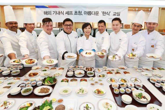 아시아나항공이 지난 22일부터 사흘간 인천국제공항 국제업무단지에서 해외 기내식 케이터링 업체 셰프들을 대상으로 '해외 셰프 초청 한식교실' 행사를 진행했다. 셰프들이 만든 기내식을 선보이며 기념촬영을 하고 있다. /사진=fnDB