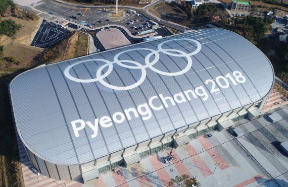 2018 평창동계올림픽이 70여일 앞으로 다가온 가운데 28일 스피드스케이팅 경기장으로 사용될 예정인 강릉 오발(Oval.타원형)의 지붕에 오륜마크가 선명하게 그려져 대회가 다가오고 있음을 실감하게 하고 있다. 연합뉴스