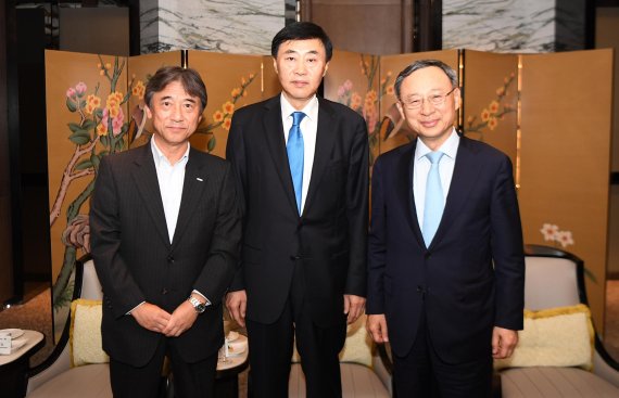 SCFA 2017 총회에서 KT 황창규 회장, 차이나모바일 샹빙 회장, NTT도코모 요시자와 카즈히로 사장이(오른쪽부터) 기념촬영을 하고있다.