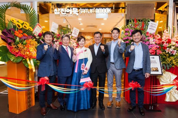 지난 9월 글로벌 식품 기업 '비첸향'의 리처드 웡텐산 대표(왼쪽 네번째)와 삼진식품 박종수 대표(왼쪽 두번째), 삼진어묵 박용준 대표(왼쪽 다섯번째)가 삼진어묵의 첫 해외매장인 싱가포르점 오픈을 축하하고 있다.