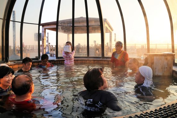 따뜻한 온천이 그리워지는 계절이 돌아왔다. 지난 1월 새로 개장한 인천 강화군 석모도미네랄온천을 찾은 여행객들이 바닷가에 마련된 돔 노천탕에서 온천을 즐기고 있다.
