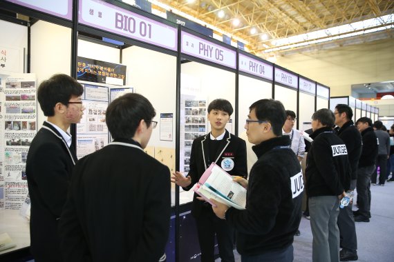 한국과학창의재단은 지난 11월 24~25일 대전 KT인재개발원에서 청소년과학탐구반(YSC)의 성과를 공유하고, 우수 연구에 대해 시상하는 '2017 청소년과학탐구반 발표대회'를 개최했다. 학생들이 심사위원에게 연구내용을 발표하고 있다.