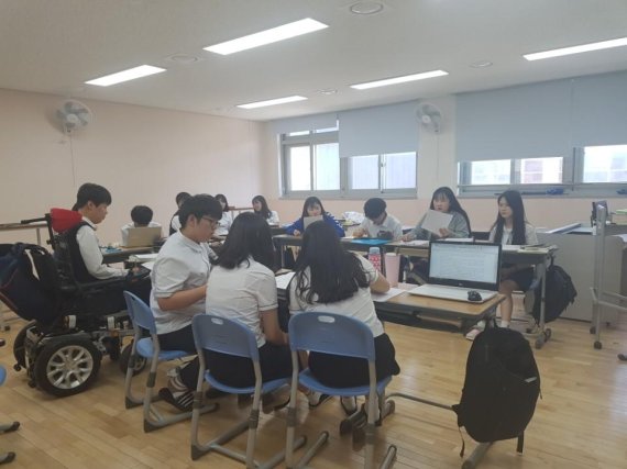 한국과학창의재단은 초중고 청소년들의 과학탐구 활동을 지원하는 청소년과학탐구반(YSC) 프로그램을 운영 중이다. 지난 여름 세종양지고등학교의 청소년과학탐구반 참여 학생들이 과학토의를 하고 있다.