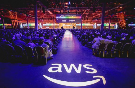 미국 라스베이거스 베네시안 호텔에서 11월 23일(현지시간)부터 진행된 아마존웹서비스(AWS)의 연례 기술 컨퍼런스 'AWS 리인벤트(AWS re:Invent) 2017' 행사장에 관객들이 가득 차 있다.