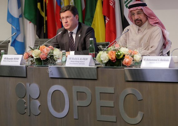 알렉산드르 노바크 러시아 석유장관(왼쪽)과 칼리드 알팔리 사우디아라비아 석유장관이 지난달 30일(현지시간) 오스트리아 빈에서 열린 석유수출국기구(OPEC) 정기총회를 마친 뒤 기자회견을 하고 있다. 연합뉴스